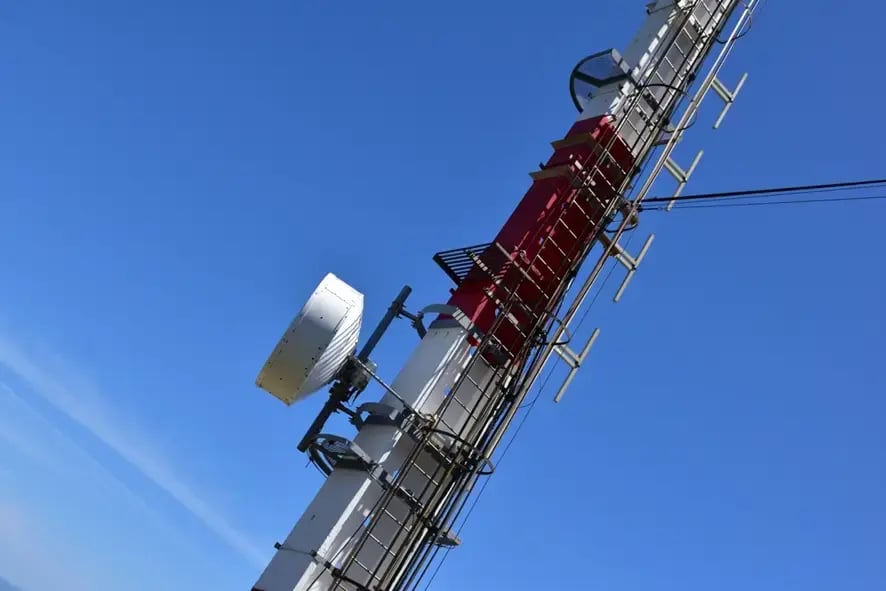 Antena de telefonía como las que se usan para emitir los mensajes de alerta de Protección Civil.