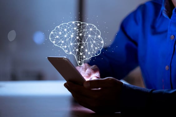 hombre con telefono del que sale luz en forma de cerebro