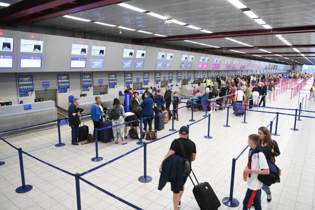 colas de facturación en un aeropuerto