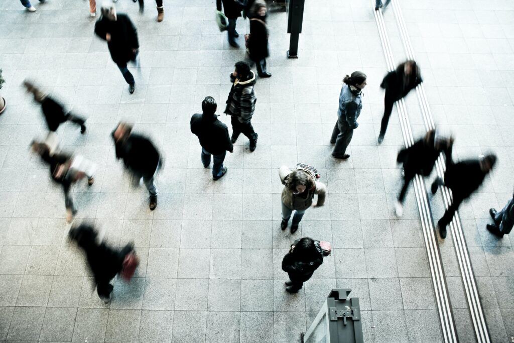 grupo de gente andando por un aeropuerto